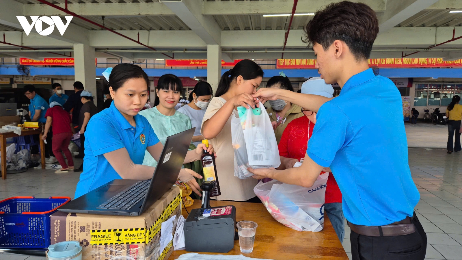 Chăm lo Tết tại TP.HCM: "Chạm" đến các phận nghèo mưu sinh